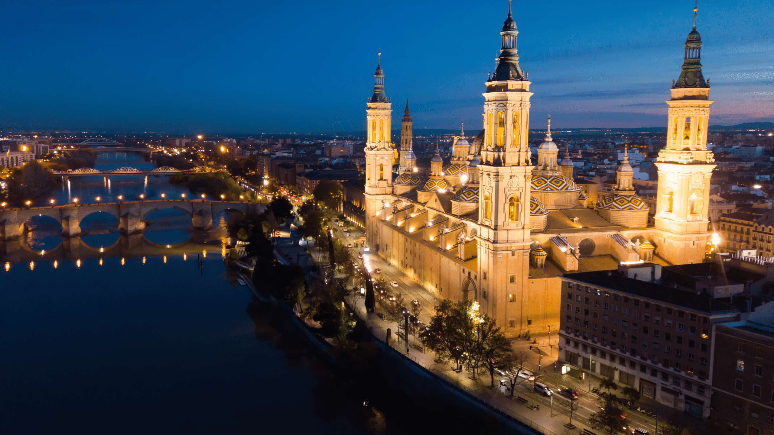 Deducciones según tu Comunidad Autónoma: Deducciones en Aragón 3 Imagen de noche de la Basílica del Pilar en Zaragoza, ciudad perteneciente a la Comunidad Autónoma de la cuál vamos a hablar, es decir, deducciones en Aragón.