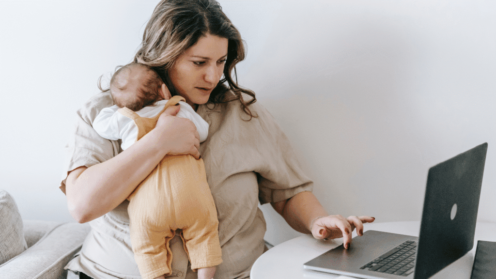 Madres autónomas: Guía completa de bonificaciones y ayudas en 2025 para conciliar y emprender 4 madres autónomas